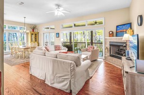 TV - Silver Lining - Pet Friendly, Beach Access, Private Pool, Beach Gear Credit Included! (St George Island)