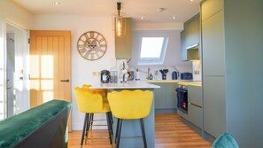 Een microgolfoven, een oven, een kookplaat, een broodrooster