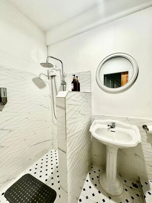 Dusche, Haartrockner, Bidet, Handtücher