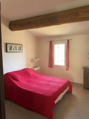4 chambres, fer et planche à repasser