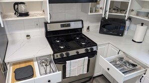 Réfrigérateur, micro-ondes, four, plaque de cuisson