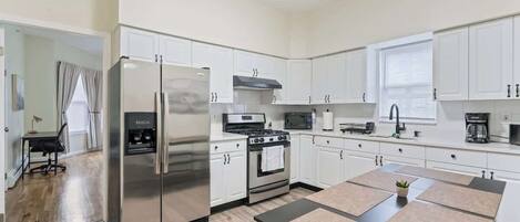 雪櫃、微波爐、焗爐、爐具