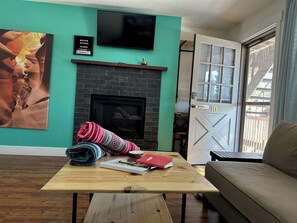 Smart TV, caminetto, libri