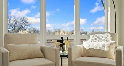 Mountain View Home w/ King Beds & Rooftop Deck