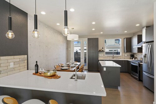 Mountain View Home w/ King Beds & Rooftop Deck