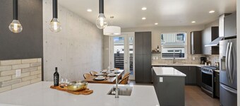 Mountain View Home w/ King Beds & Rooftop Deck