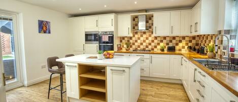 Kylskåp, mikrovågsugn, ugn och spishäll