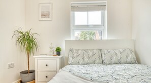 4 bedrooms, iron/ironing board, free WiFi, bed sheets - Inviting & Spacious Home | Free Parking | Hospital (Lincoln)