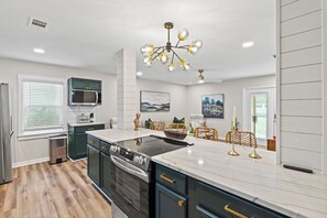 Fridge, microwave, oven, stovetop - The Luxe/Hot Tub/10 Min Keenland/12 Min Downtown/Fenced In Yard/ Pet Friendly (Lexington)