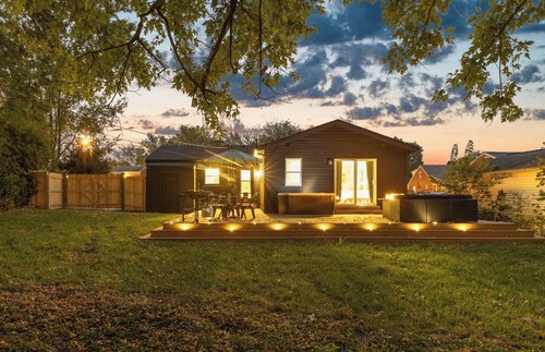 The Luxe/Hot Tub/10 Min Keenland/12 Min Downtown/Fenced In Yard/ Pet Friendly