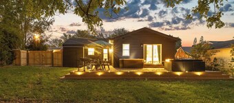 The Luxe/Hot Tub/10 Min Keenland/12 Min Downtown/Fenced In Yard/ Pet Friendly