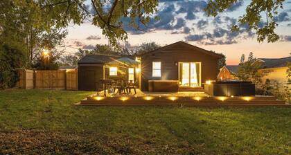 The Luxe/Hot Tub/10 Min Keenland/12 Min Downtown/Fenced In Yard/ Pet Friendly