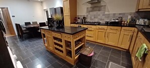 Grand réfrigérateur, micro-ondes, four, plaque de cuisson