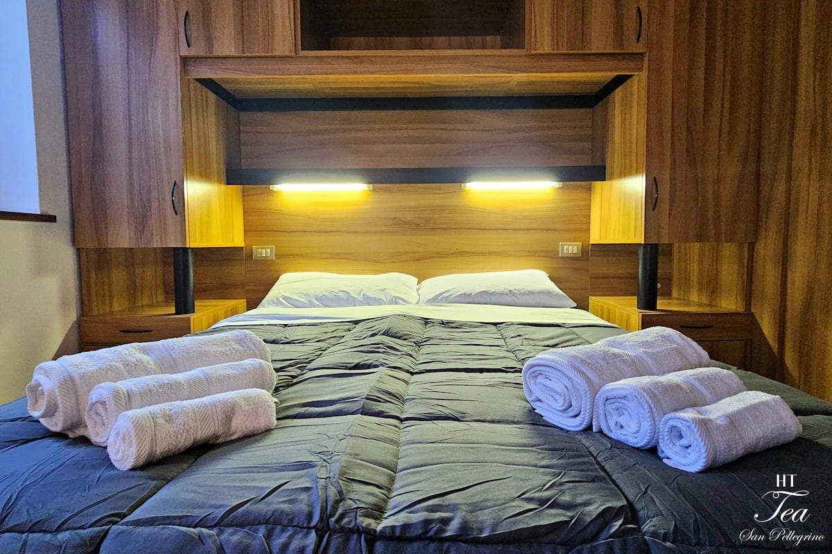 Escritorio, wifi gratis y ropa de cama