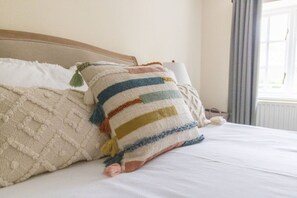 2 habitaciones, tabla de planchar con plancha, cuna de viaje y wifi 