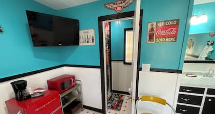 Cozy cabin in soothing Thackerville with AC, WiFi 1 mile and 1/4 from WINN STAR.