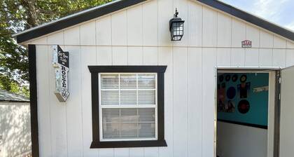Cozy cabin in soothing Thackerville with AC, WiFi 1 mile and 1/4 from WINN STAR.