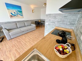 Bungalow Confort, vistas al mar | Cocina privada | Frigorífico, horno, placa de cocina y máquina de café espresso