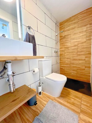 Comfort-Bungalow, Meerblick | Badezimmer | Dusche, Haartrockner, Bademäntel, Handtücher