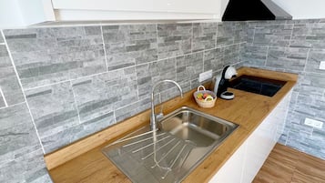 Bungalow Confort, vista al mar | Cocina privada | Refrigerador, horno, parrilla de estufa y cafetera de espresso