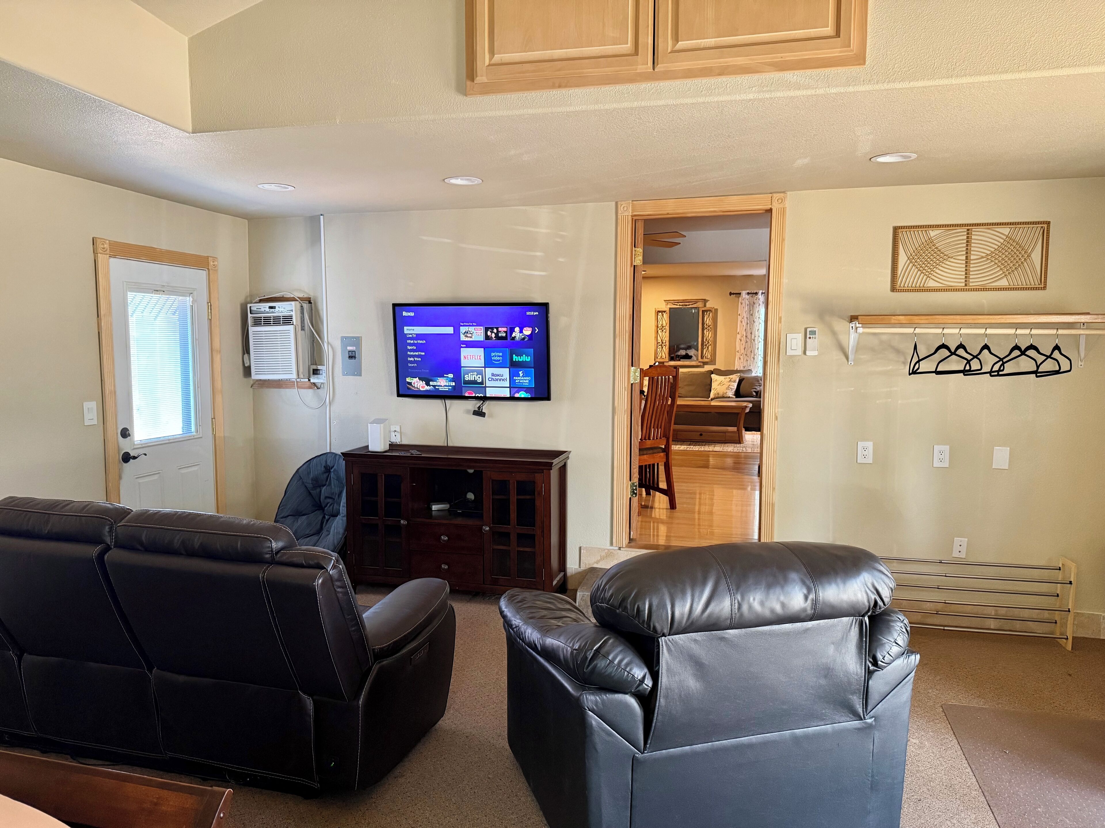 电视、壁炉、书