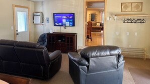 Fernseher, Kamin, Bücher