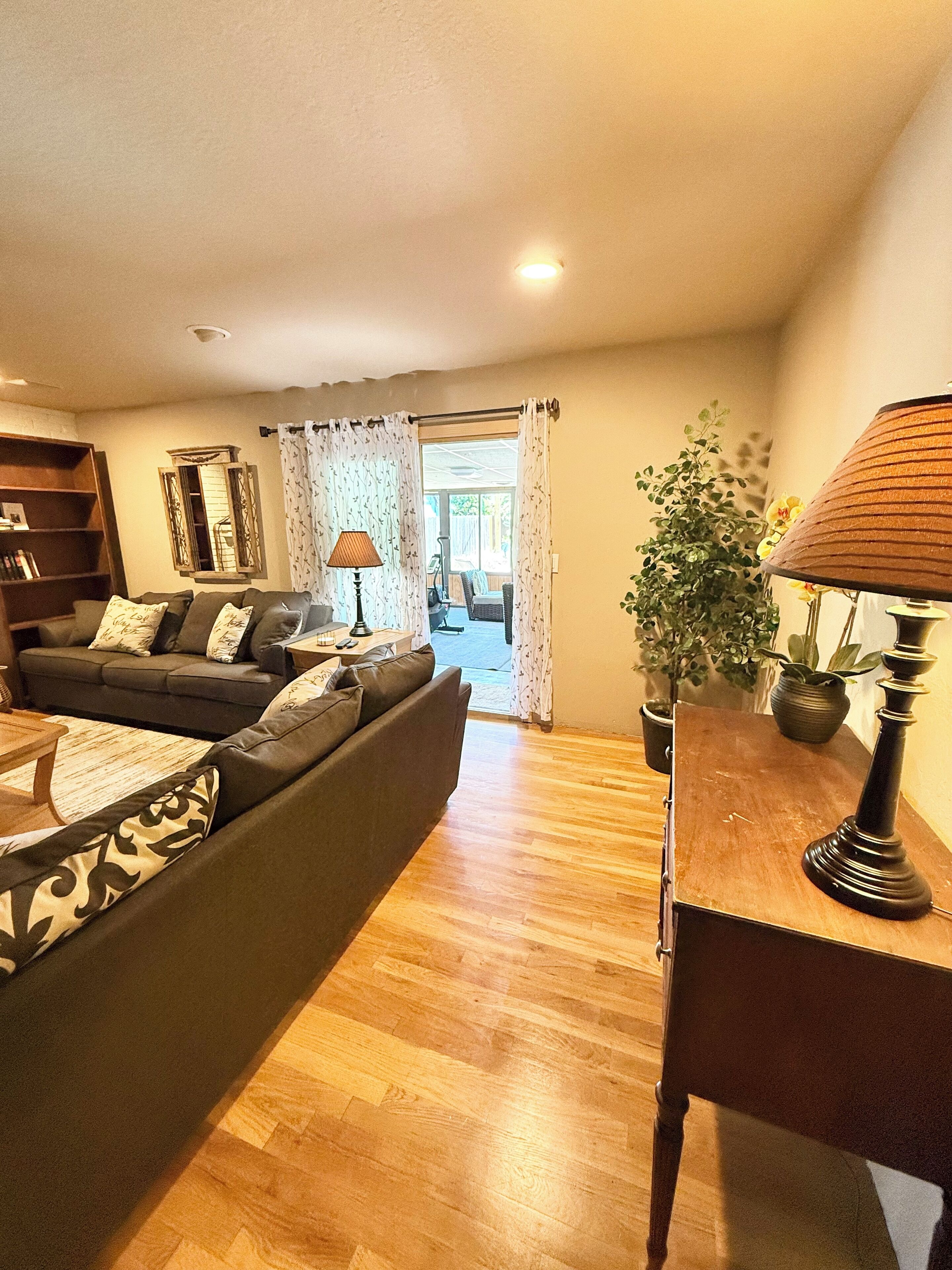 电视、壁炉、书