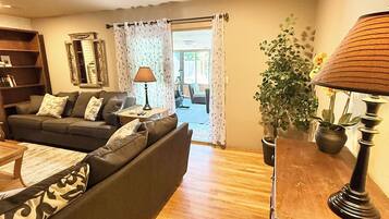 電視、壁爐、書籍