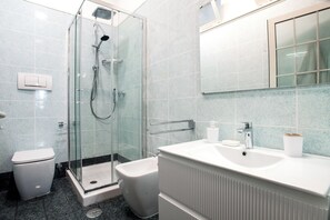 Shower, hair dryer, bidet, towels - Lovely Apartment in Rome - Volturno (Roma)