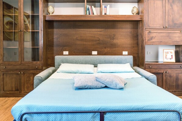 2 عدّة غرف نوم ومكواة/لوح كي وواي فاي وملاءات أسرّة