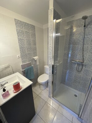 Douche, articles de toilette écologiques, sÚche-cheveux, savon