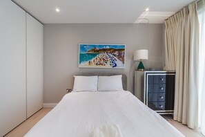 3 chambres, bureau, fer et planche à repasser, accès à Internet