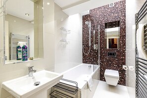 Dusche, Haartrockner, Handtücher