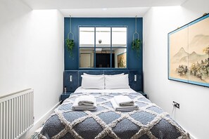 2 slaapkamers, een strijkplank/strijkijzer, internet, beddengoed