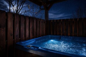Outdoor spa tub - Starwood, Hot Tub, Mtn Views, $560 In tickets each paid day (Pigeon Forge)
