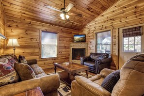 Fireplace, video games - Starwood, Hot Tub, Mtn Views, $560 In tickets each paid day (Pigeon Forge)