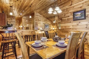 Dining - Starwood, Hot Tub, Mtn Views, $560 In tickets each paid day (Pigeon Forge)