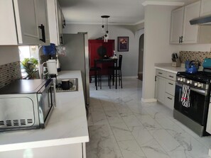 Refrigerador, microondas, horno y parrilla de estufa