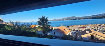 Belle Villa neuve pieds dans l'eau avec piscine, vue mer à 180 degrés