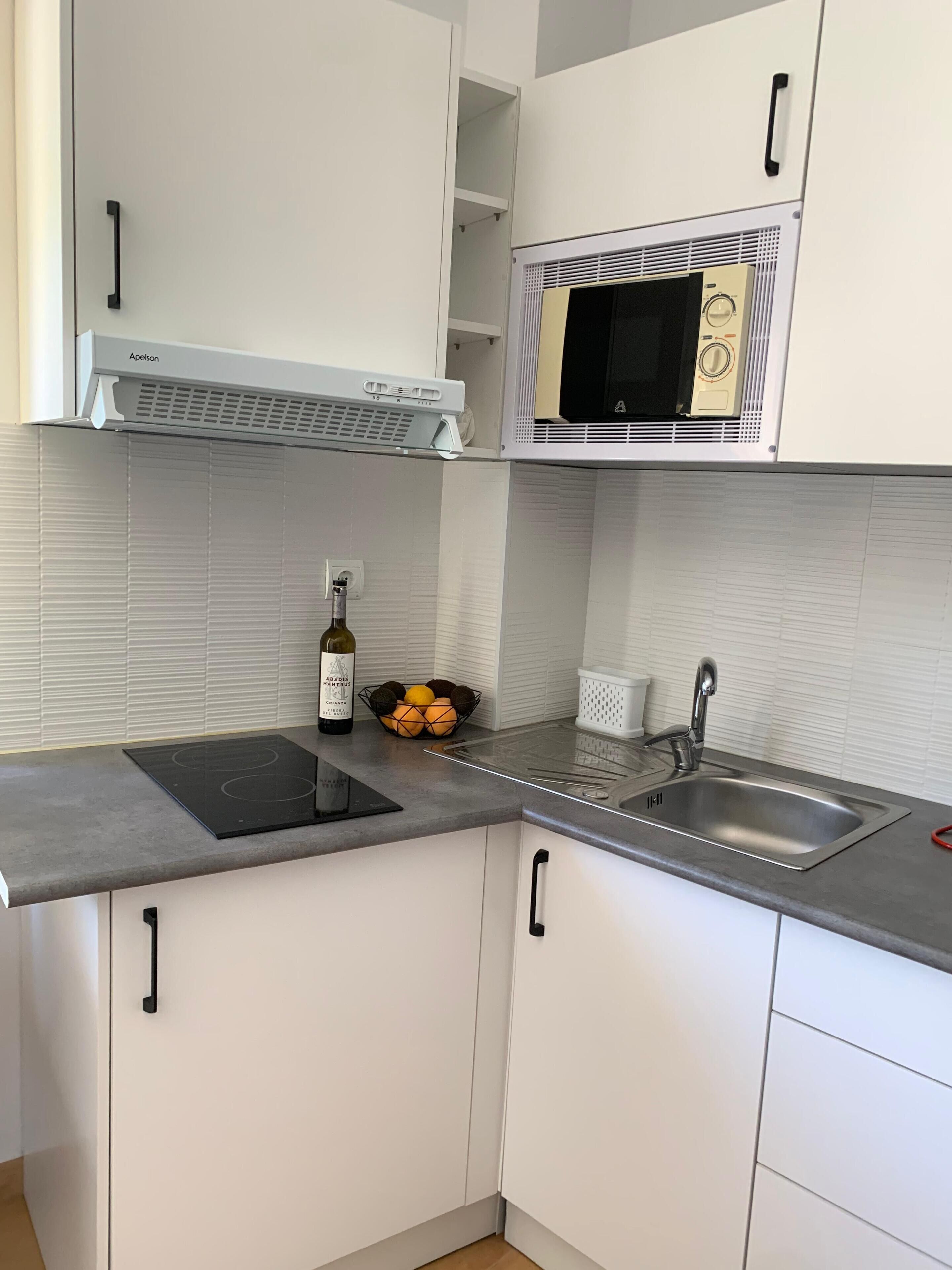 Frigorífic, microones, forn i placa de cuina 