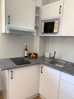 雪櫃、微波爐、焗爐、爐具