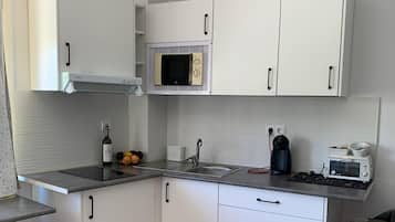 Geladeira, micro-ondas, fogão, cooktop