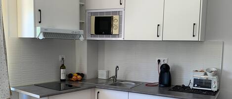 Frigorifero, microonde, forno, piano cottura