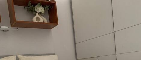 1 dormitorio, tabla de planchar con plancha, wifi y ropa de cama