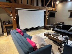 Smart-tv och eldstad