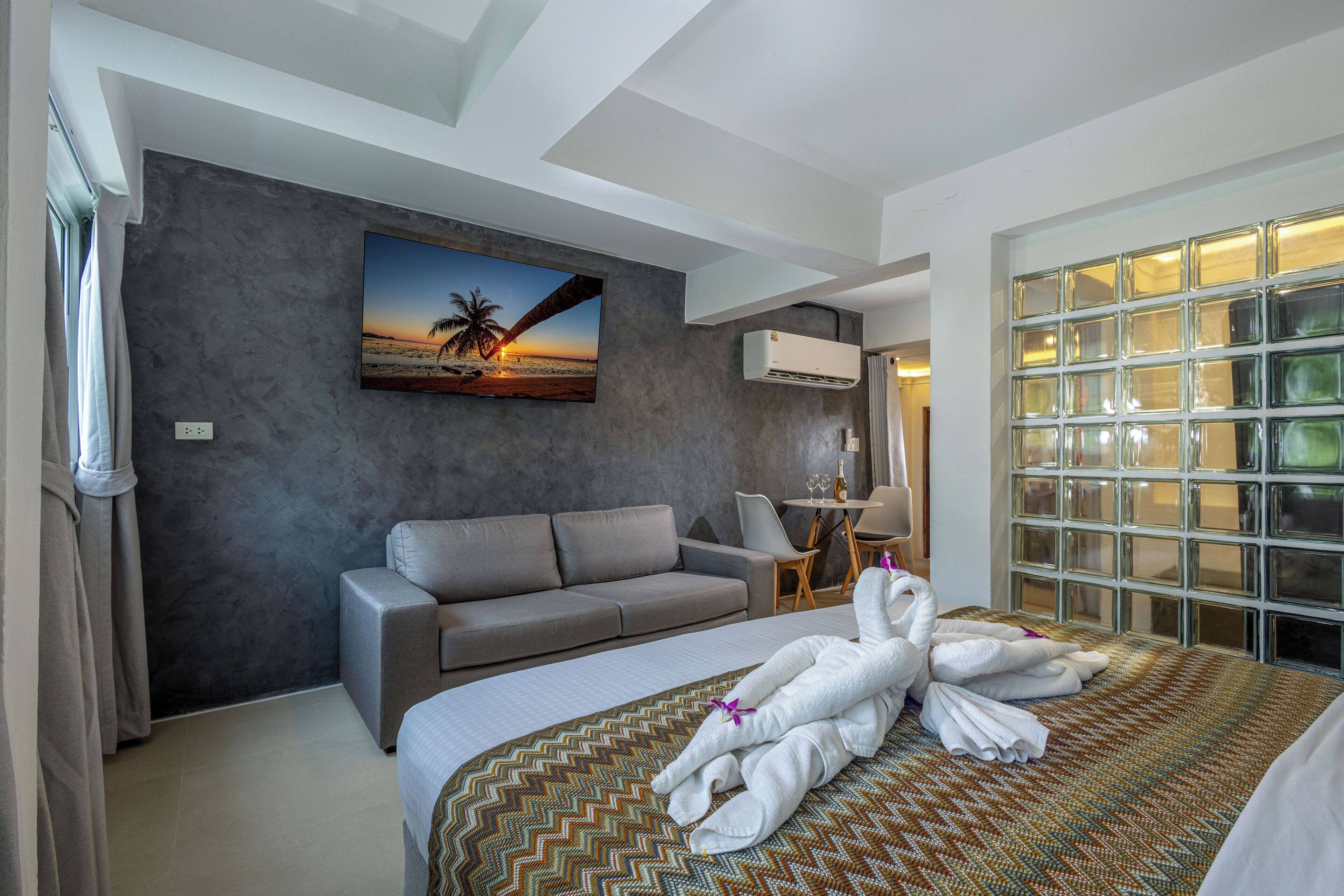 Suite estudio de diseñador, 1 cama King size, patio, vista al jardín | Ropa de cama de alta calidad y minibar 