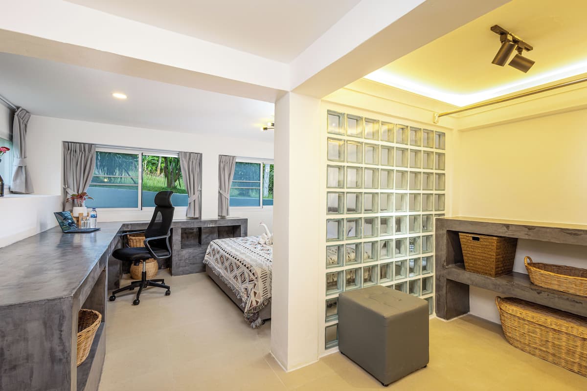 Design Studio Suite, 1 King Bed, Pets allowed, Garden View | Living area