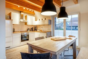Kylskåp, mikrovågsugn, ugn och spishäll