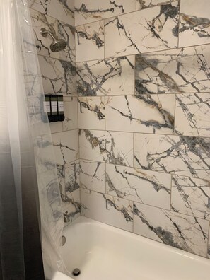 Haartrockner, Handtücher, Seife, Shampoo