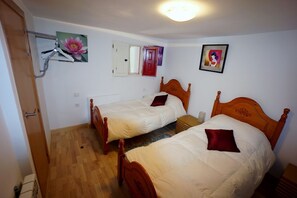2 habitaciones, tabla de planchar con plancha, wifi y ropa de cama 